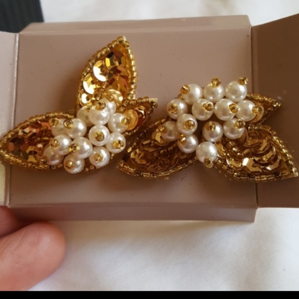 NEW 2 pair of earrings Avon pierced - Picture 2 of 8